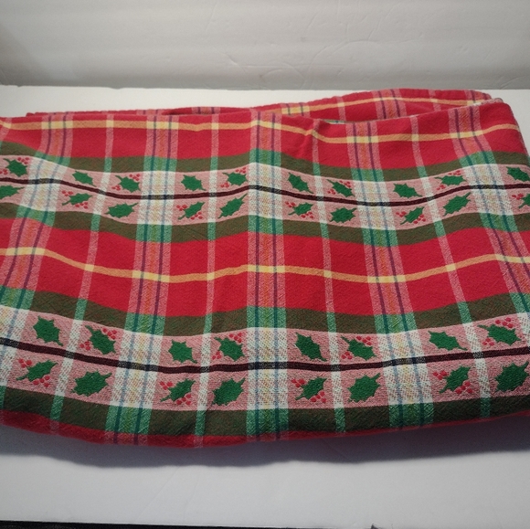 Trim a Home table cloth and napkins - Picture 5 of 6